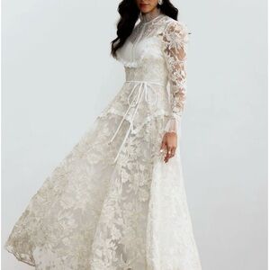 Chic Long Sleeve Lace Gown in Ivory
